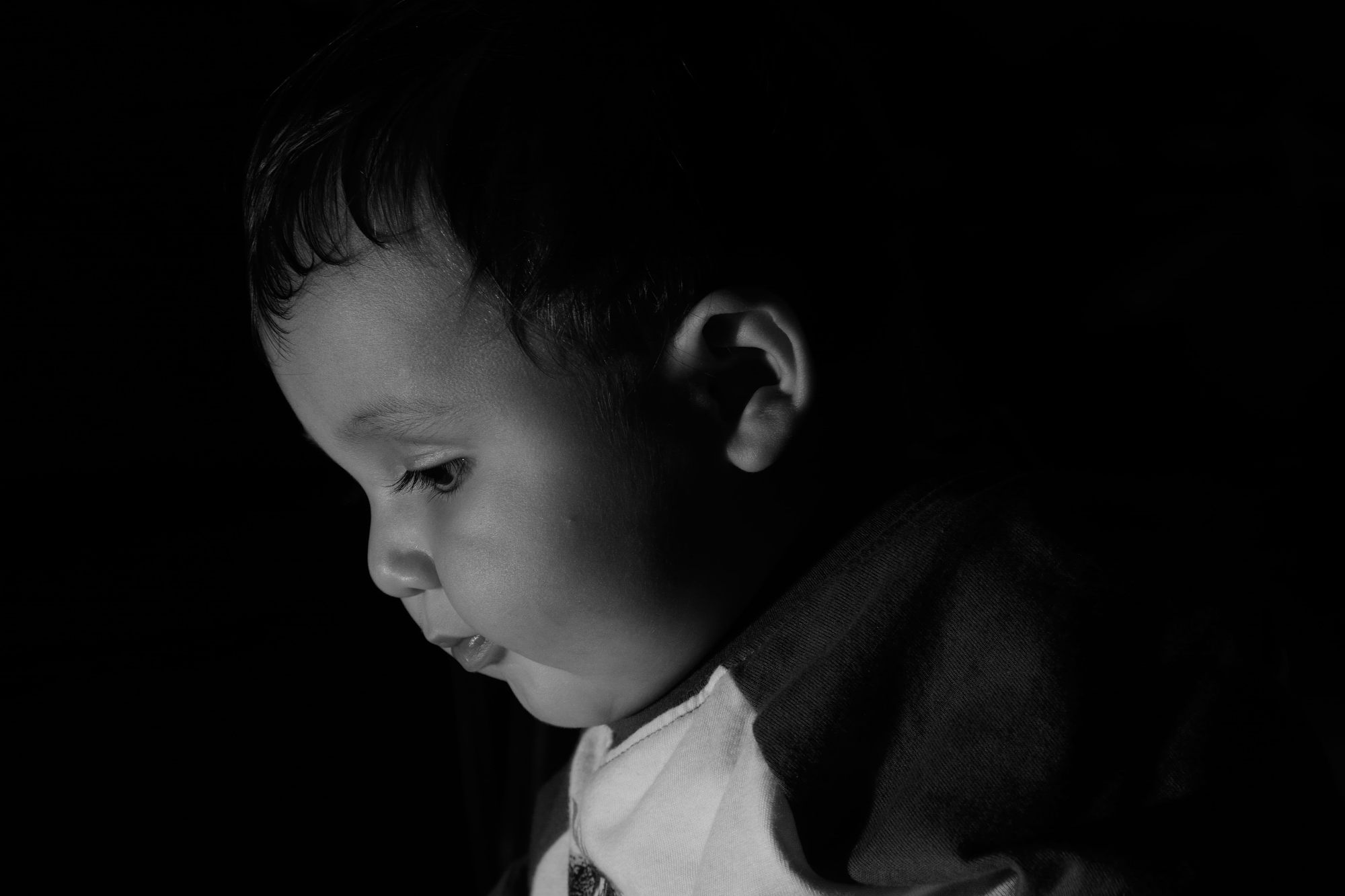 tomas hric photography stunning family and baby photographer little boy portrait with off camera flash