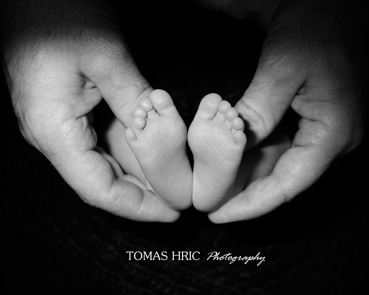Tomas Hric Photography Newborn photographer in northern virginia mother father holding newborn tiny feet