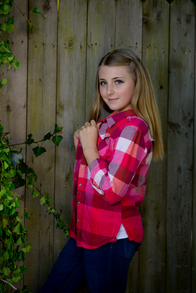 Tomas Hric photography senior portrait photographer in pittsburgh and surrounding areas young lady standing in front of wooden fence in canonsburg pa